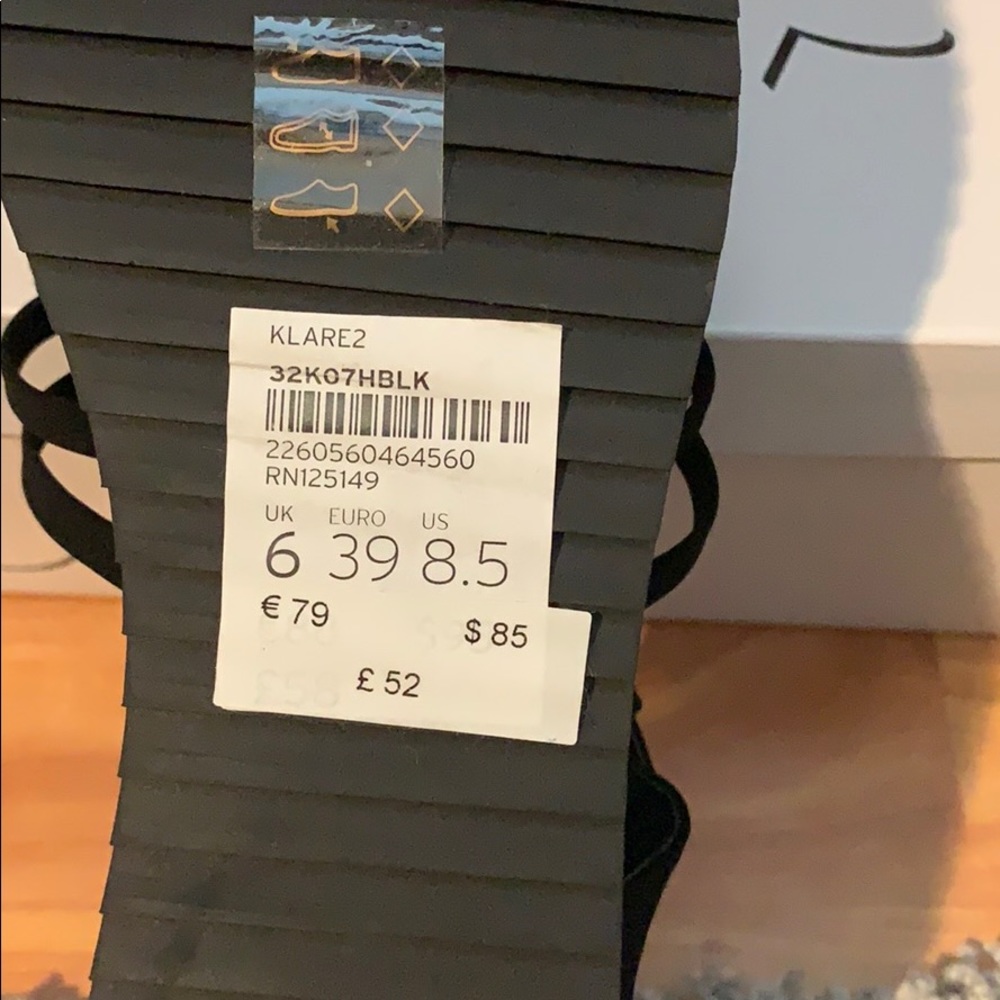 Never been worn - Picture 3 of 4
